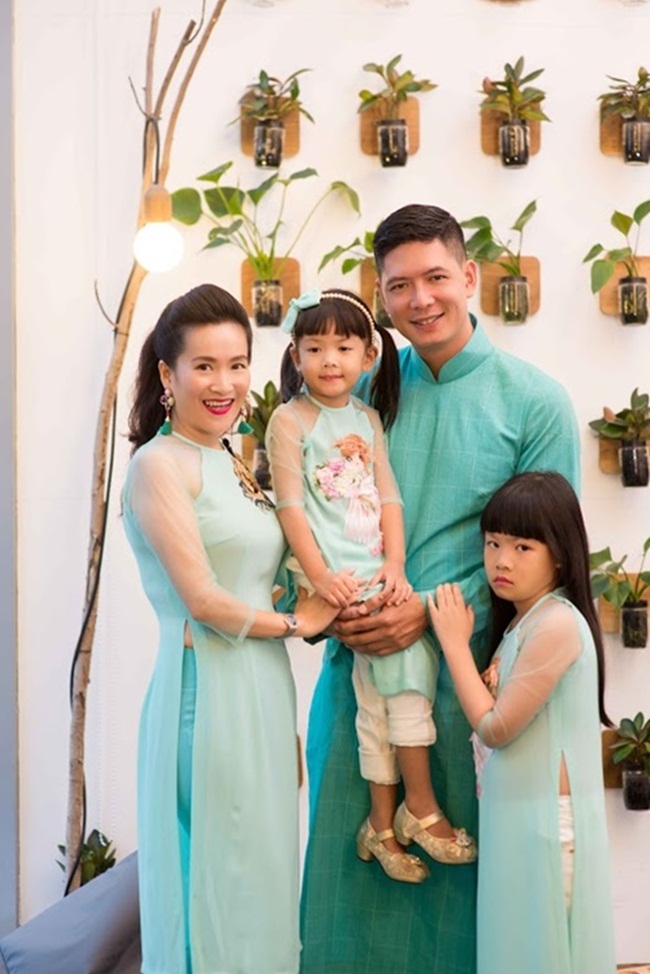 Bình Minh - Anh Thơ là cặp đôi đầu tiên khiến công chúng ngưỡng mộ. Vợ Bình Minh tên đầy đủ là Lê Anh Thơ, cô sinh năm 1977, từng đi du học nước ngoài và là bạn thân của nữ diễn viên Trương Ngọc Ánh.