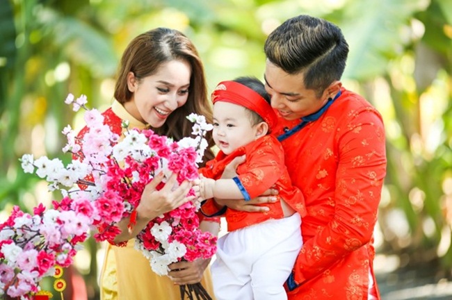 Kết quả của tình yêu đẹp này là bé Kubi. Mọi chuyện bắt đầu từ khi bức ảnh cắt mặt được cho là ảnh cưới của Khánh Thi bất ngờ được chia sẻ rộng rãi trên mạng xã hội . Theo đó, người đàn ông trong ảnh được cho là bố của đứa con mà Khánh Thi đang mang thai có nhiều điểm tương đồng với Phan Hiển - một vũ công và cũng là học trò của Khánh Thi.