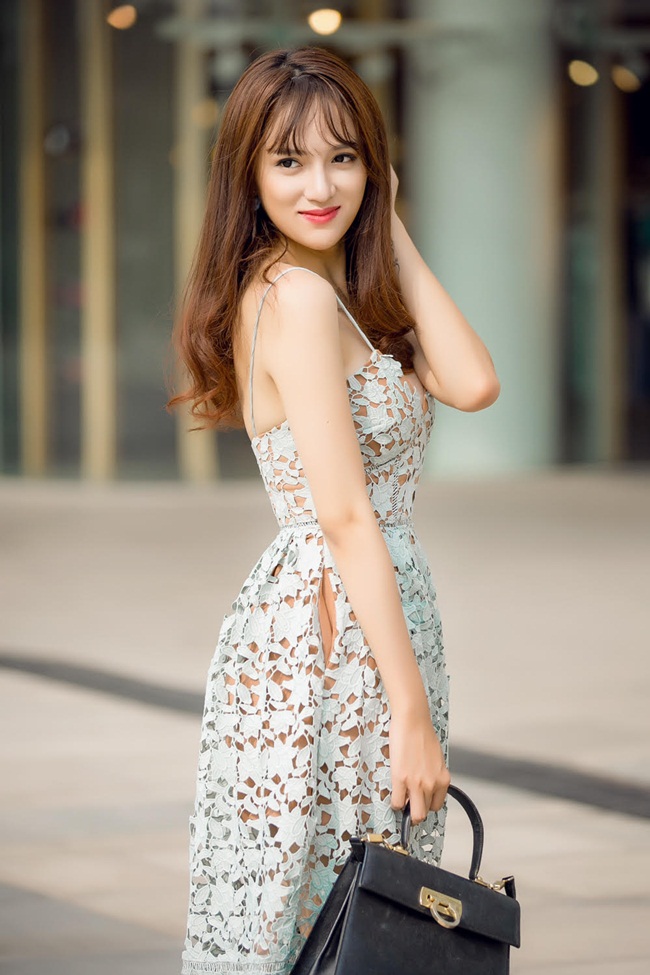 Mỗi bộ trang phục trang phục đều được cô đầu tư chuyên nghiệp từ phụ kiện, làm tóc cho đến giày. Tất cả đều vô cùng đẹp mắt và theo xu hướng Hàn Quốc. Điều này thể hiện sự khéo léo, tinh tế của sự kết hợp. Đồng thời, khả năng biểu cảm và tạo dáng ngày càng tự nhiên, chuyên nghiệp của cô cũng là một điểm sáng đáng ghi nhận.