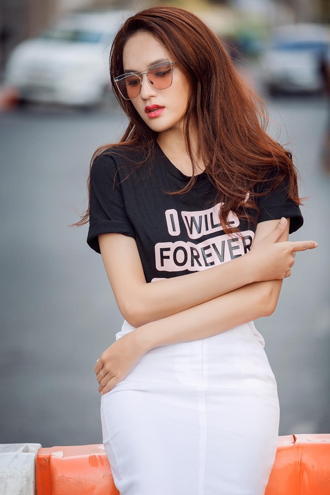 Cô giáo thực tập Phơi trong Mùa để yêu thương tiếp tục chứng tỏ được sức hút của mình với biểu cảm toát lên được thần thái gợi cảm và đầy chiều sâu trong set đồ đen- trắng. 