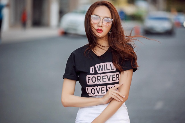 Sự kết hợp tối giản nhưng rất phong cách là một trong những xu hướng thịnh hành nhất hiện nay. Hương Giang mang đến sự nhẹ nhàng, đơn giản, cá tính và phong cách thời trang Hàn Quốc cực hút.
