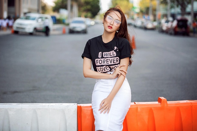 Sau khi chia tay Criss, Hương Giang Idol thay vì đau khổ và dằn vặt bản thân. Người đẹp chọn cho mình cách luôn làm mới bản thân và chăm chút hơn về thời trang, sự nghiệp. 