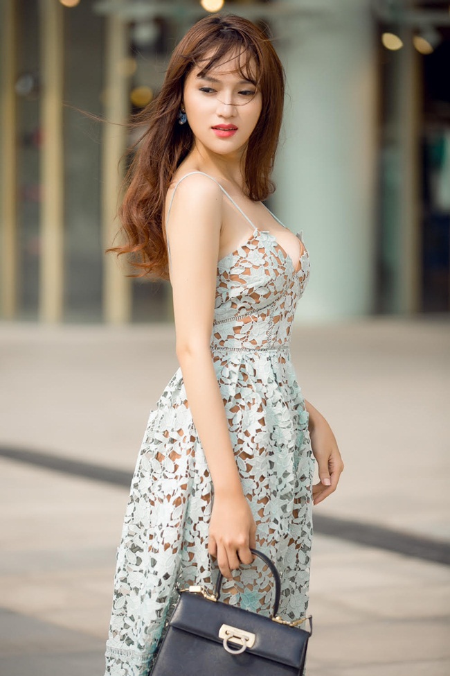 Bên cạnh đó, kiểu tóc bồng bềnh phù hợp đã giúp Hương Giang hô biến thành một cô tiểu thư kiêu kỳ giữa phố.