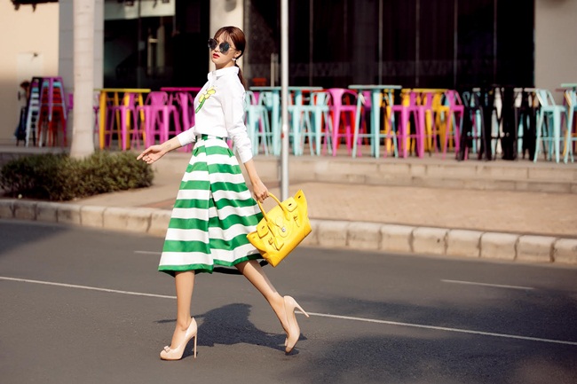 Hương Giang Idol ngày càng chuyên nghiệp trong cách tạo dáng đối với thời trang dạo phố.