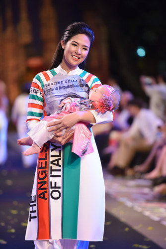 Trong phần trình diễn BST của NTK Minh Hạnh, Hoa hậu Việt Nam 2010 Ngọc Hân xuất hiện trong tà áo dài Việt Nam nhưng mang màu sắc của nước Ý, trên tay bế một em bé người Ý đang ngủ ngon.