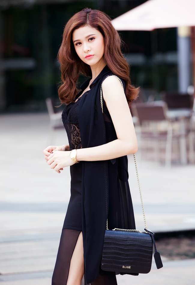 Đối với những cô nàng công sở thì bạn vẫn có thể diện màu đen bởi khi đến nơi làm việc bạn có thể ngồi điều hòa.