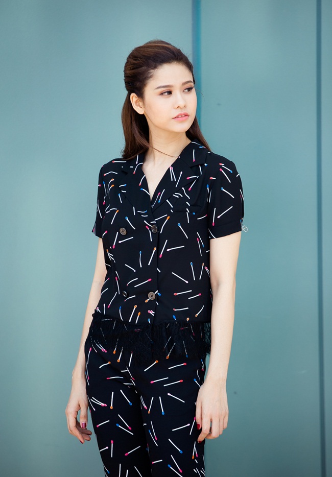 Thiết kế cổ vest giúp bạn trở nên vừa thanh lịch, vừa sang trọng và thời thượng.