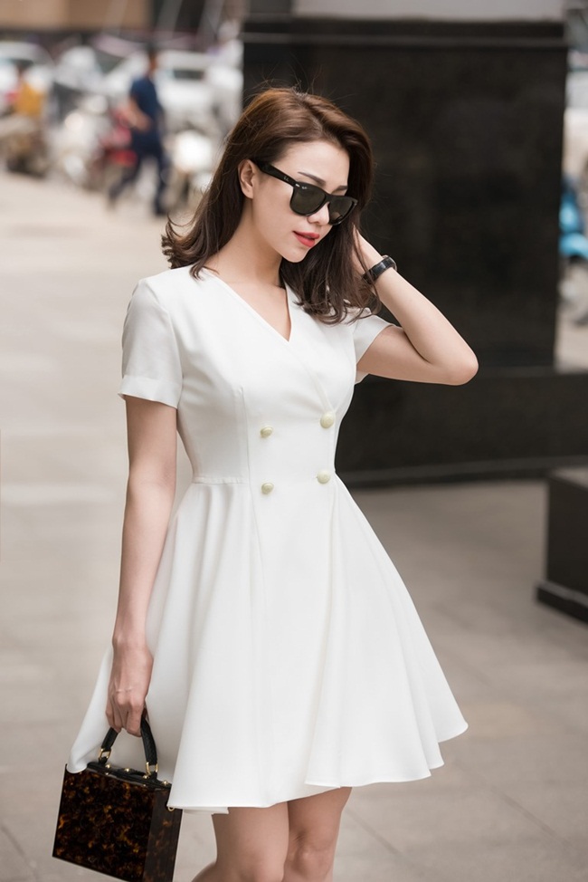 Mỹ nhân Cà Mau cho biết, với mùa hè, thời trang rực rỡ nóng bỏng vùng nhiệt đới thường được cô lựa chọn hàng đầu. 