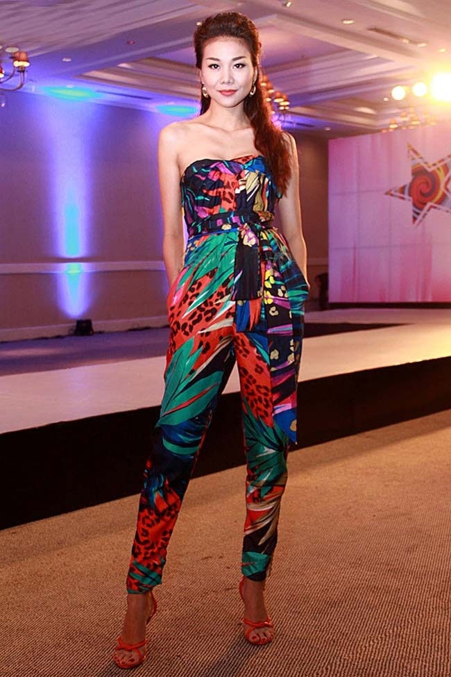 Ngoài ra, nhiều người đẹp không thường xuyên mặc jumpsuit nhưng đều ghi điểm nhan sắc mỗi lần khoác lên mình loại trang phục này.