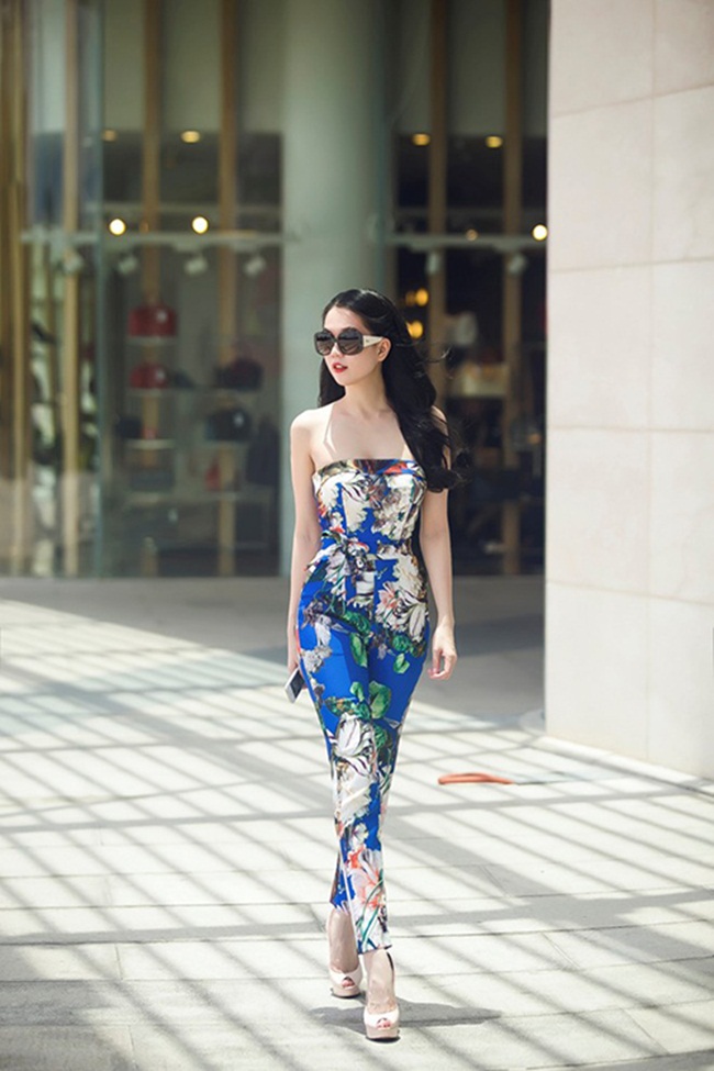 Yếu tố chất liệu là điều rất quan trong với jumpsuit. Vì là áo liền quần nên đoạn thân giữa, phần nếp gấp ở hông và sau đầu gối rất dễ gây chú ý. Chất liệu ít nhăn nhàu sẽ là lựa chọn số 1 để không có những đoạn gấp nhăn nhúm, tạo cảm giác kém thẩm mỹ.