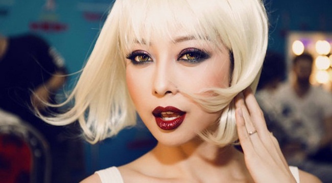Trong chương trình Bước nhảy hoàn vũ vừa rồi, Jennifer Phạm cũng từng biến hóa với mái tóc ngắn màu bạch kim.