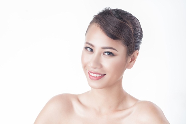 Vẻ chững chạc và cá tính của Yến Nhi là ưu điểm để cô không bị nhầm lẫn giữa top 10 đêm chung kết. Cô cũng là một trong những thí sinh nhận được nhiều vương miện từ giám khảo chương trình. 