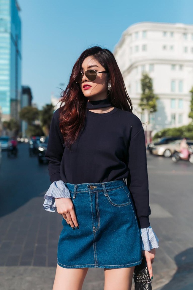 Huỳnh Tiên cũng làm mới mình bằng sự năng động, trẻ trung trong chất liệu demin, jeans quen thuộc. 