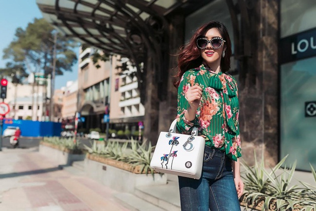Cô thể hiện nét nữ tính của mình khi sử dụng những chiếc váy suông đơn giản với tông màu đen chủ đạo, cũng như hòa mình với chiếc váy họa tiết lớn đầy bắt mắt. 