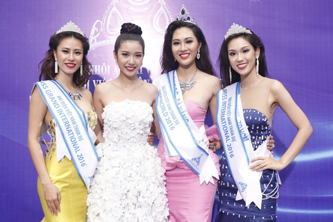 Top 3 cùng Á hậu Thúy Vân.