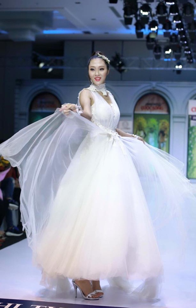 Fanpage Đường tới vương miện viết cô là thí sinh có chiều cao khủng nhất cuộc thi.