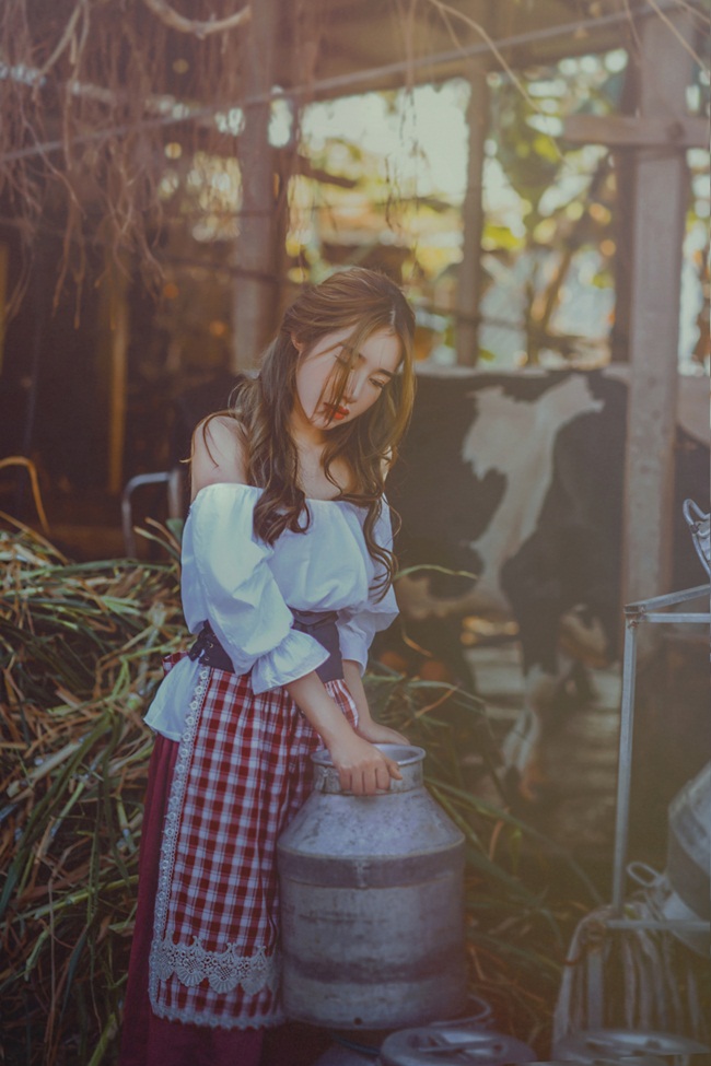 Những câu hỏi thơ ngây của con trẻ thôi thúc Elly thực hiện bộ ảnh. Cô mong muốn hóa thân vào hình tượng cổ tích để lưu giữ kỷ niệm đẹp, đáng nhớ với hai con.