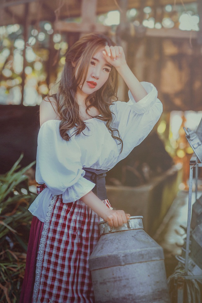  Đặc biệt, bộ ảnh càng thêm ý nghĩa khi ra mắt sau khi Elly chia sẻ dòng tâm trạng về hai thiên thần nhỏ. Cô rưng rưng khi chứng kiến cảnh con gái quan tâm trước diện mạo hóa trang “te tua” cho vai diễn mới.