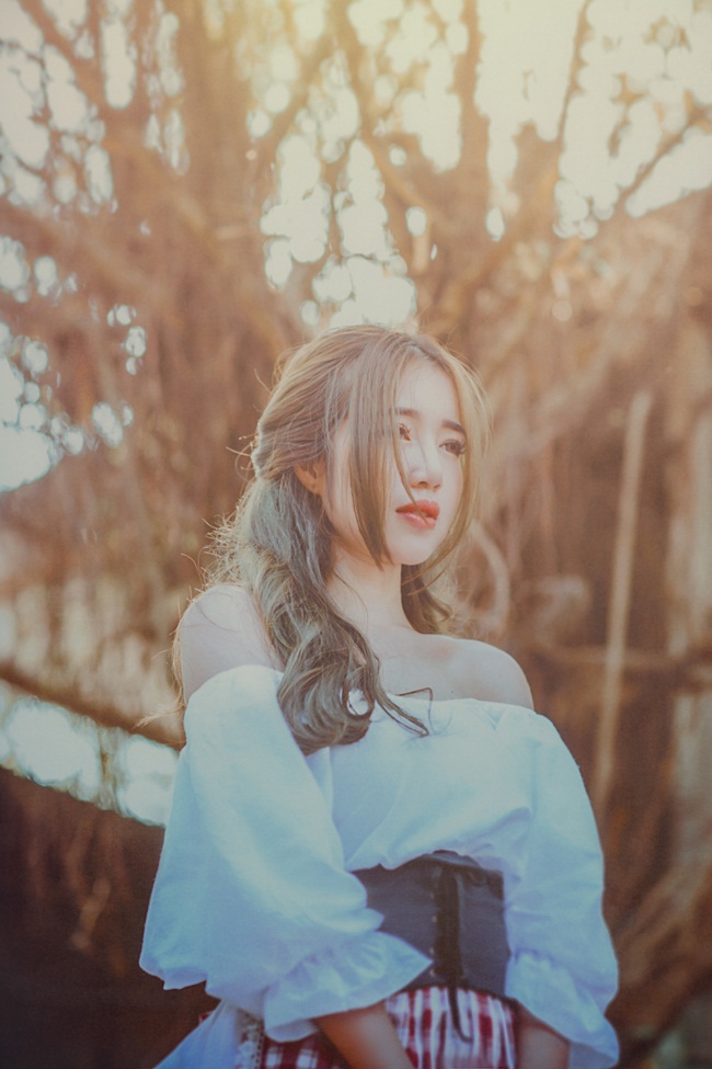 Những hình ảnh tập trung vào vẻ đẹp mong manh và trong suốt của cô.