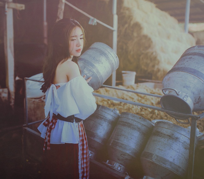 Bộ ảnh lấy cảm hứng từ Lọ Lem này Elly Trần thực hiện nhằm dành tặng cho hai thiên thần nhỏ. 