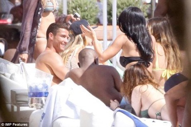 Trong kỳ nghỉ hè tại bãi biển Ibiza (Tây Ban Nha) vừa qua, Cristiano Ronaldo đã gây chú ý khi có những hành động vô cùng tình tứ với một mỹ nhân nóng bỏng.