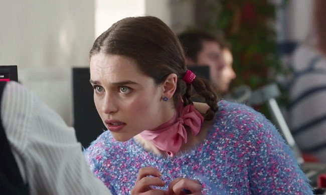 Xuất hiện ở những cảnh đầu của phim, nữ diễn viên Emilia Clarke trong vai Lou mặc chiếc áo len lông Forever 21 kết hợp cùng khăn lụa Ralph Lauren trông khá điệu đà.