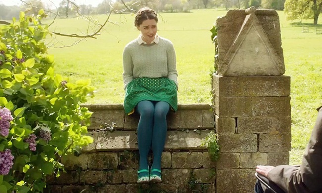 Gu thời trang tắc kè hoa của nữ chính Me Before You có thể khiến người xem bật cười ngay từ cái nhìn đầu tiên.