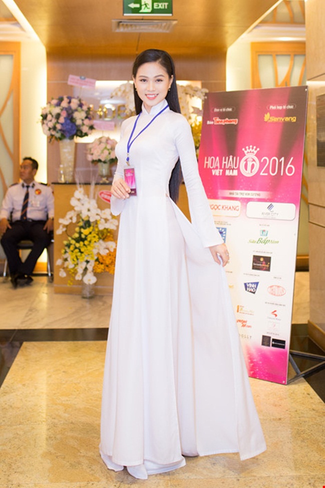 Hoàng Thị Phương Thảo: Cô sinh năm 1994, đang là sinh viên ĐH Sư phạm TP.HCM. Cô từng đăng quang cuộc thi Hoa khôi Nữ sinh viên Việt Nam duyên dáng năm 2014. Phương Thảo có khuôn mặt xinh đẹp, đặc biệt là nụ cười duyên với chiếc răng khểnh.