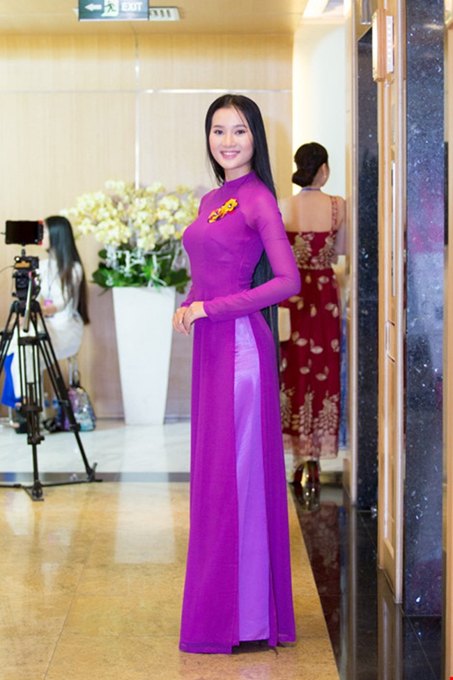 Hoàng Thị Quỳnh Loan: Thí sinh đến từ Huế, 18 tuổi, hiện là học sinh Trường CĐ Sư phạm Huế. Điểm mạnh của Quỳnh Loan là vòng hai rất thon đẹp.
