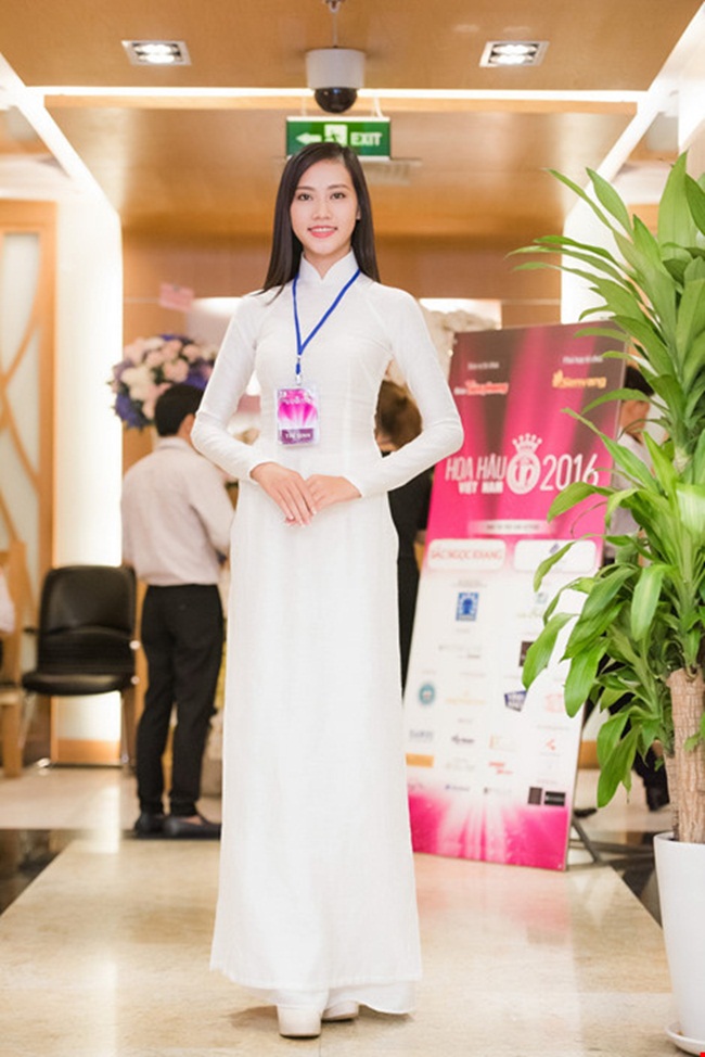 Trong 30 người đẹp lọt vào vòng chung khảo phía Nam, BTC đã chọn ra 8 gương mặt gây ấn tượng mạnh với nhan sắc nổi bật và phong thái tự tin, tỏa sáng để giới thiệu đến công chúng. Trong ảnh là Trần Thị Thùy Trang, thí sinh đến từ Thừa Thiên-Huế, 19 tuổi, nữ sinh CĐ Công thương. Cô gây ấn tượng với chiều cao 1,80 m. Thùy Trang từng có kinh nghiệm tham gia nhiều cuộc thi sắc đẹp lớn.