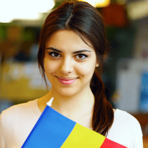 Phụ nữ Romania có đặc điểm phổ biến là làn da không quá trắng nên rất dễ nhìn, đôi mắt to và hơi sát lông mày, mũi cao và môi dày.