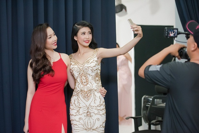 Các thí sinh tranh thủ selfie cùng nhau trong khi kỹ thuật chuẩn bị máy móc.