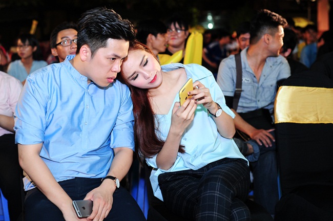 Tuy chưa chính thức lên tiếng nhưng cặp đôi trong sự kiện tối qua liên tục có những hành động như nắm tay, chụp ảnh selfie cùng nhau vô cùng thân mật.