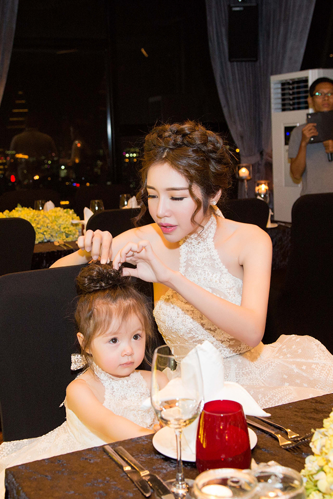 Bé Cadie Mộc Trà- con gái lớn của Elly Trần sớm nổi tiếng từ nhỏ bởi vẻ đáng yêu, điệu đà như công chúa của cô bé.
