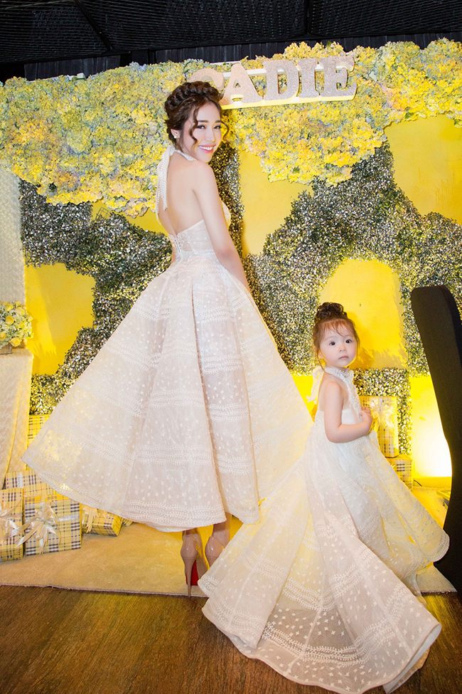 Chính vì vậy, những khoảnh khắc hai mẹ con Elly được ghi lại khiến ai cũng thèm muốn một cô con gái như Cadie Mộc Trà.