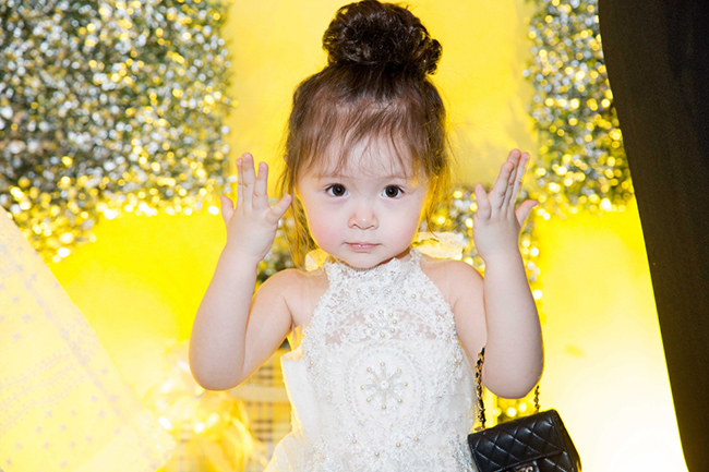 Trong khi đó, bộ váy của con gái Cadie có thiết kế giống như của mẹ.