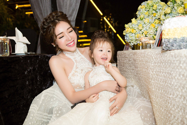 Mới đây,  Elly Trần và con gái Cadie xuất hiện rạng rỡ tại buổi tiệc sinh nhật của thiên thần nhí.
