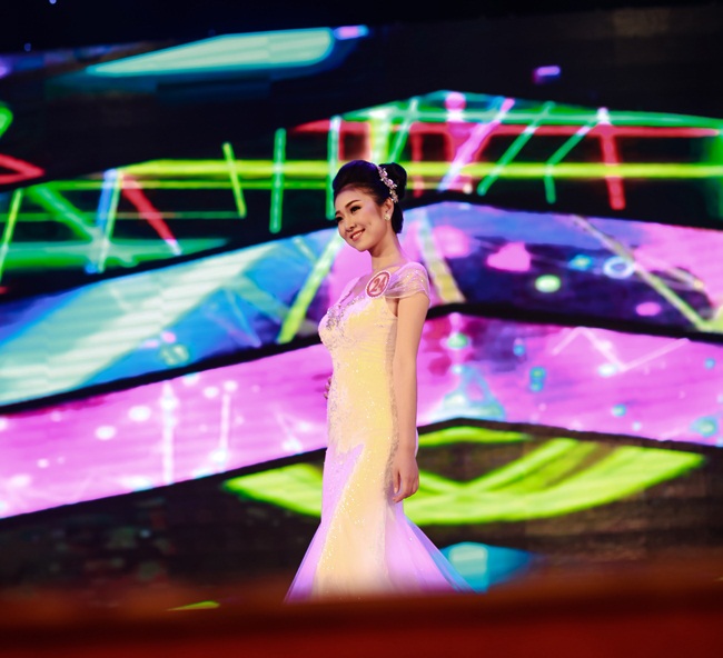 Cô từng xuất sắc đạt giải “Thí sinh được yêu thích nhất'' và ''Miss Hoàn vũ ” Hội thi HSSV tài năng – thanh lịch TP. Đà Nẵng 2016
