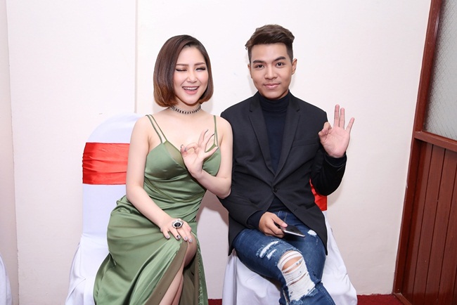 Đặc biệt là vòng 1, trước đó nữ ca sĩ Ngại ngùng đã sở hữu vòng 1 đầy đặn. Tuy nhiên, với những lần xuất hiện của Hương Tràm gần đây, nhiều người còn thấy cô có vòng một căng tròn, săn chắc và quyến rũ hơn rất nhiều.