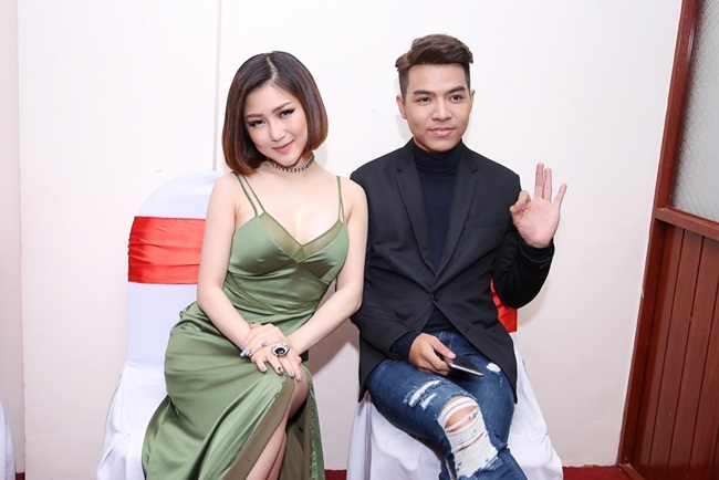 Hương Tràm vốn được khán giả biết đến là giọng ca kỹ thuật, được đào tạo chuyên môn bài bản nên cô thường xuyên nhận được lời mời làm giám khảo các cuộc thi ca hát.