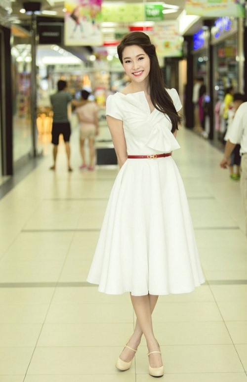Thay vào đó, cô thường chọn cho mình những bộ đầm dài qua đầu gối và đứng vắt chéo chân.