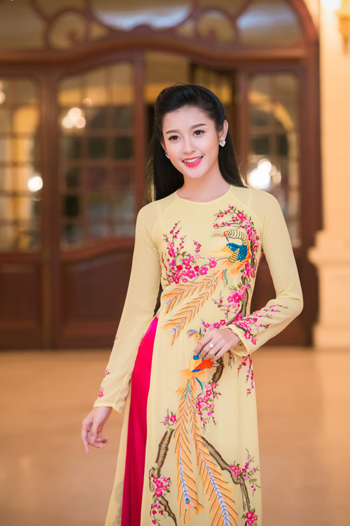 Á hậu 2012 Huyền My và rất nhiều người đẹp khác dù không ở Hải Phòng.