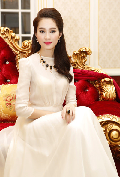 Với vẻ đẹp hiền hậu, Thu Thảo được mệnh danh là hoa hậu của mọi hoa hậu.