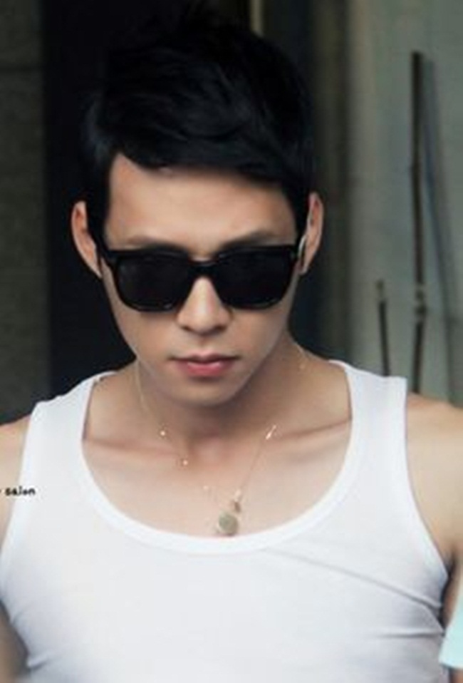 Tháng 12 năm 2003, Yoochun ra mắt cùng TVXQ trong một buổi biểu diễn đặc biệt có sự tham gia của BoA và Britney Spears. Bên cạnh làm việc cùng TVXQ, anh cũng có một số hoạt động riêng lẻ.