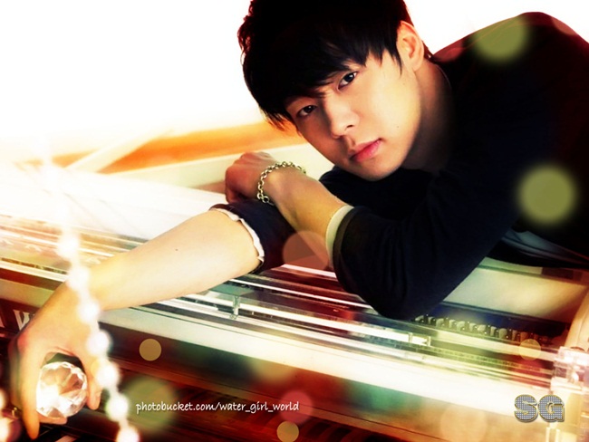 Trong tháng 6/2010, Yoochun bắt đầu sự nghiệp diễn xuất chính thức của anh bằng vai nam chính trong bộ phim truyền hình Nhật Bản Beautiful Love (Kimi ga ireba), trên kênh truyền hình điện thoại di động BeeTV. 