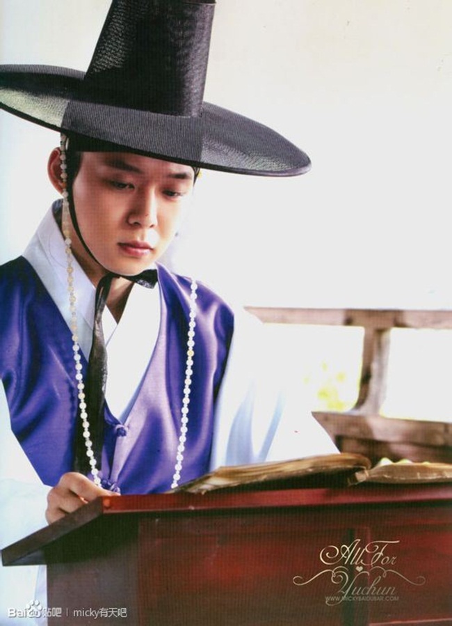 Yoochun sinh ra tại Seoul, Hàn Quốc. oochun đã trải qua những năm thơ ấu của mình ở Hàn và sau đó chuyển đến sống ở Virgina, Mỹ vào năm 1998. 