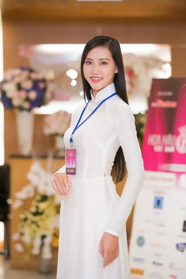 Người đẹp Huế còn có gương mặt hiền dịu và nụ cười rất duyên.