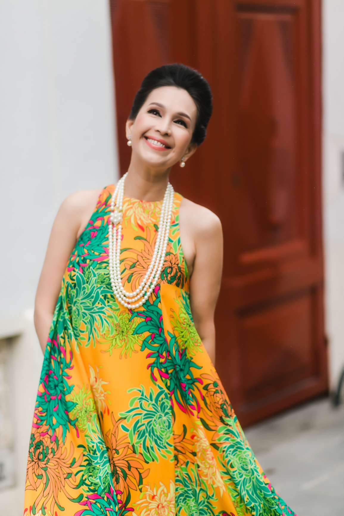 Phần lưng hở chừng mực mang lại vẻ ngoài gợi cảm nhưng vẫn thanh tú, nhẹ nhàng cho nữ diễn viên.