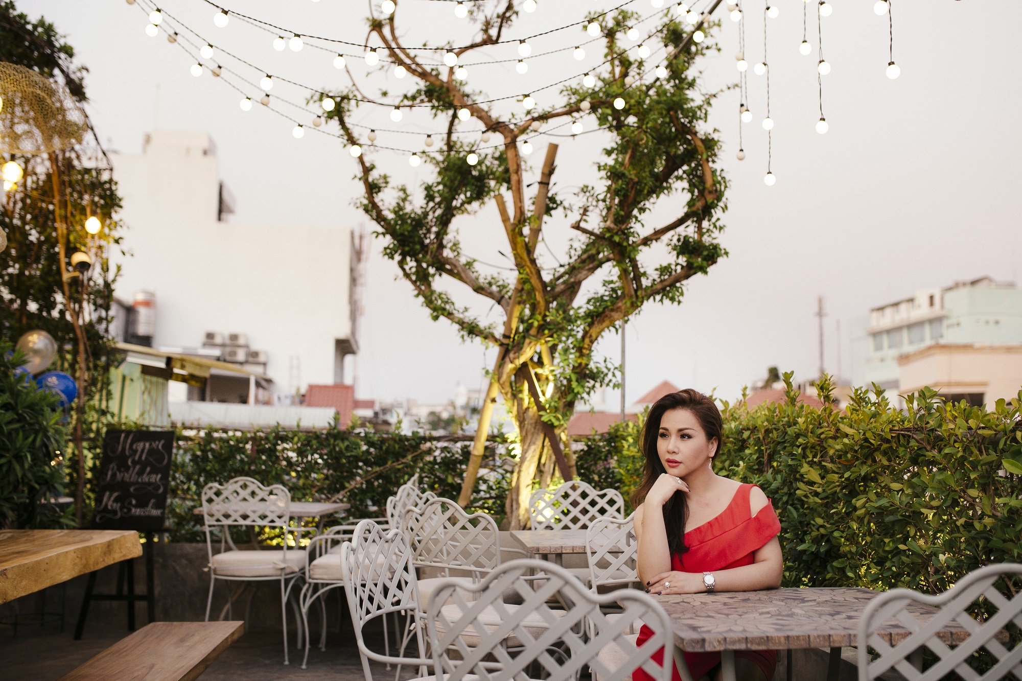 Nói về sự chuẩn bị cho lần xuất hiện này, nữ ca sĩ hải ngoại cho biết cô khá lo lắng trong thời gian đầu vì chưa có ekip hoàn chỉnh tại Việt Nam. Chính vì vậy cô không ít lần bay về nước để xây dựng một ekip hỗ trợ cho mình từ trang phục, make up, truyền thông, … Đến thời điểm hiện tại, mọi thứ đã dần ổn định và Minh Tuyết đã yên tâm hơn để tập trung hoàn toàn vào chuyên môn. 