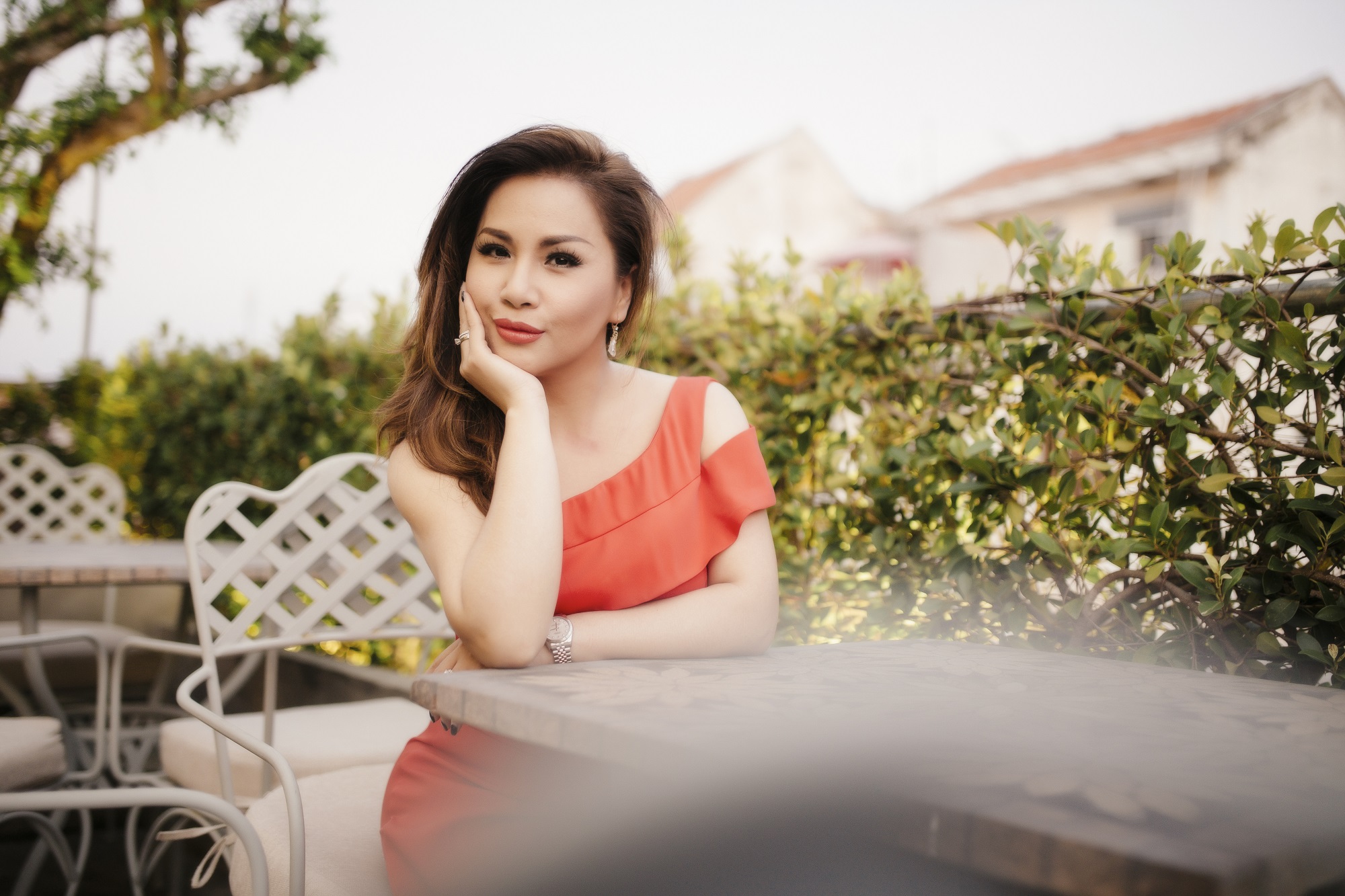 Về phần trang phục, Minh Tuyết cùng mọi người lên ý tưởng cho từng lần xuất hiện, sao cho phù hợp và đẹp nhất có thể. Minh Tuyết quan niệm rằng một bộ trang phục được chuẩn bị kỹ lưỡng và hợp sắc vóc sẽ tạo thêm tự tin, thoải mái và gần gũi trên sân khấu. Nhất là đây là lần đầu tiên Minh Tuyết xuất hiện trên sóng truyền hình.
